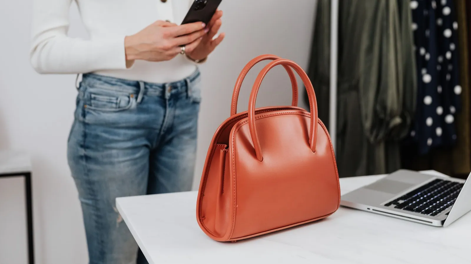 Créatrice photographiant un sac artisanal avec son smartphone pour sa boutique Instagram