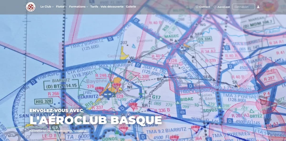 Page d'accueil du site de l'Aéroclub Basque à Biarritz, avec sa carte aéronautique en arrière-plan